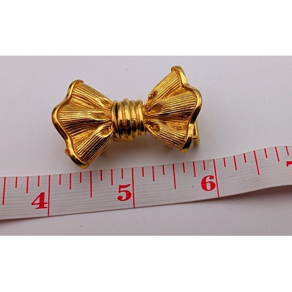 Vintage Mimi di N 1979 Gold Tone Bow Belt Buckle Textured Designer Accessory